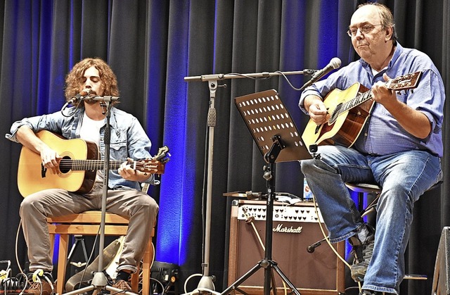 Das Gitarren-Duo Jonas und Hans-Gerhar...eim Kleinkunstfestival  ein Heimspiel.  | Foto: Thomas Biniossek