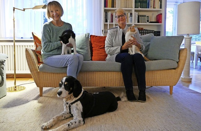 Die Tierschtzerinnen Claudia Sielaff ...tine Lorenz mit Timmy, vorne Hund Loki  | Foto: David Rutschmann