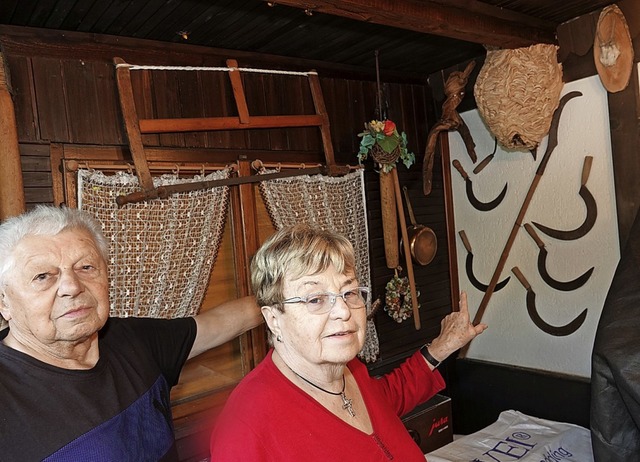 Manfred und Lisbeth Witzigmann zeigen auf das Nest in der Gartenlaube.  | Foto: Dieter Erggelet