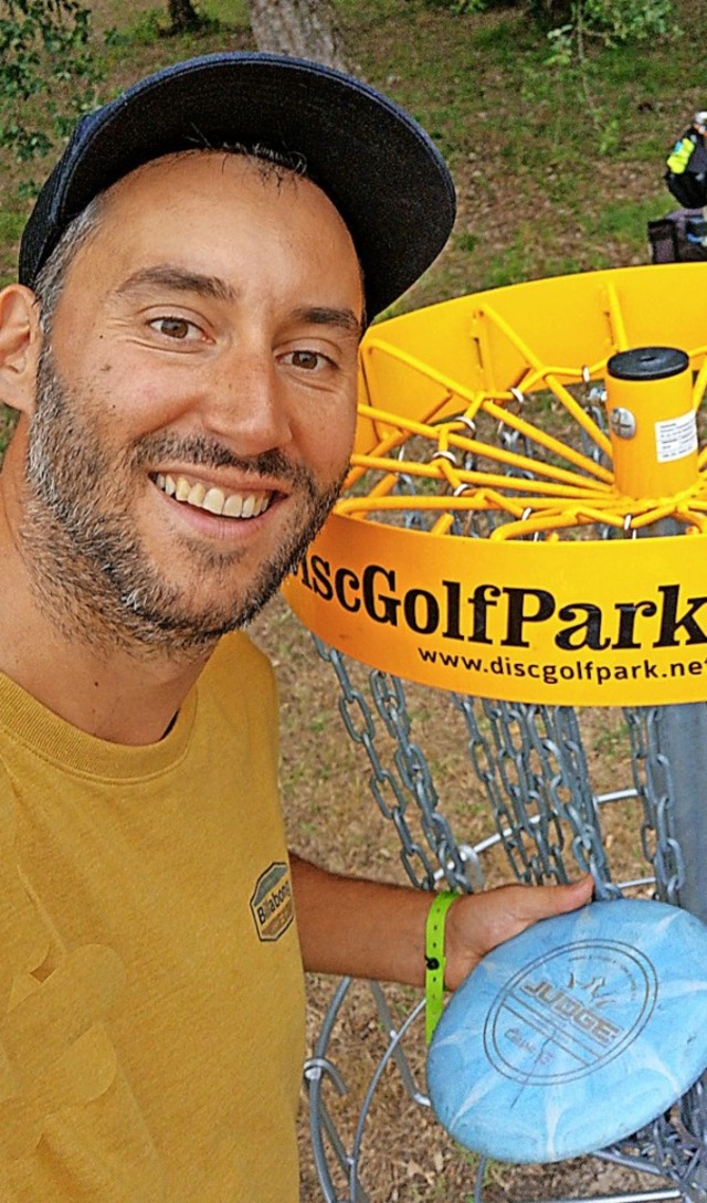 Jens Hausknecht mit Discgolf-Korb und Scheibe   | Foto: privat