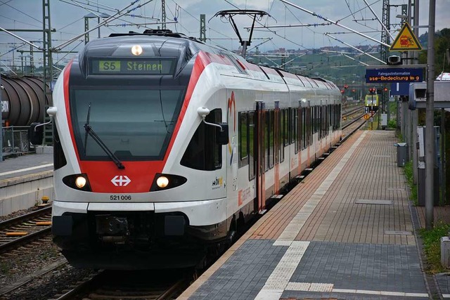 Ein Zug der S5 wartet im Weiler Bahnhof auf die Abfahrt nach Steinen.  | Foto: Hannes Lauber