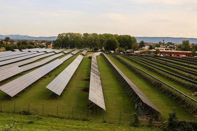 Der bestehende Solarpark in  Ortsrandl...he der alten Deponie erweitert werden.  | Foto: Sandra Decoux-Kone
