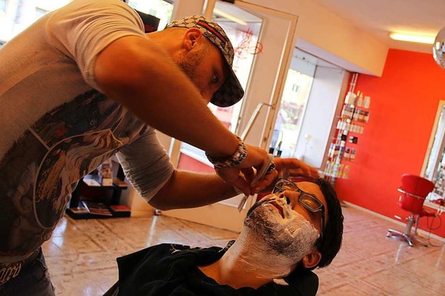 Ein Barbier bei der Arbeit  | Foto: Marius Buhl