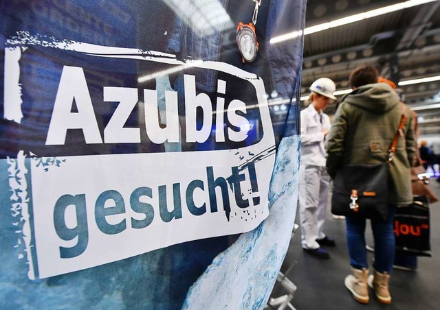 Ein Infostand fr Azubis (Symbolbild)  | Foto: Martin Schutt