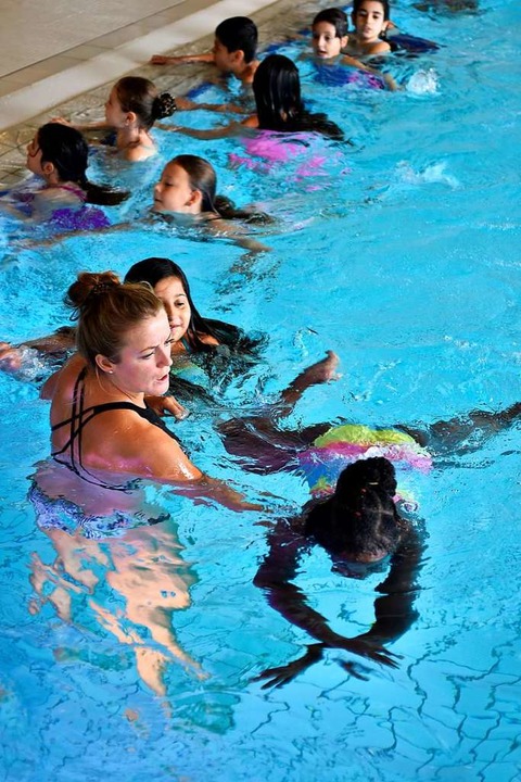 Tatjana Hummel untersttzt Nichtschwimmerinnen im Unterricht.  | Foto: Thomas Kunz