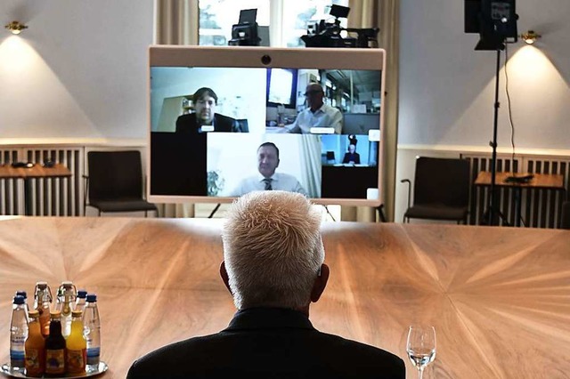 Das Bild trgt: Die Distanz zwischen d... das Interview findet per Video statt.  | Foto: Leif Piechowski