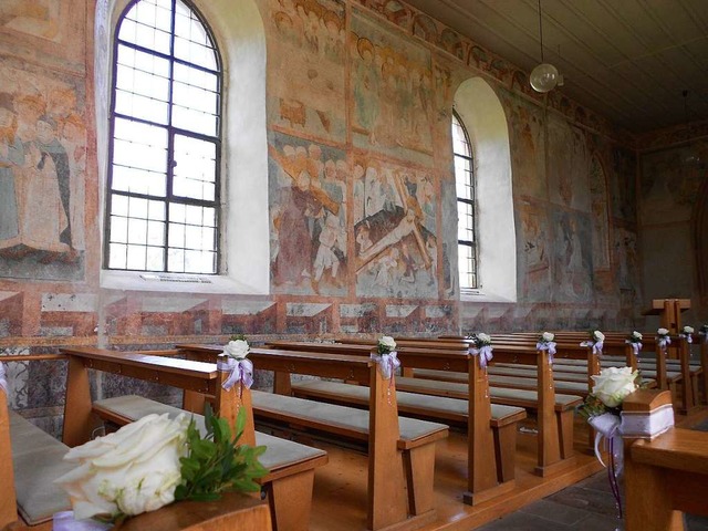 Ein Blick in die evangelische Kirche in Blansingen und auf ihre Wandbemalung  | Foto: langelott