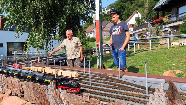 Bernhard Sthr und Raphael Schlosser vor der Modelleisenbahn  | Foto: Bertold Obergfll