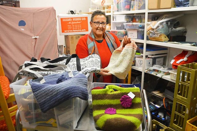 Regina Pfirrmann mit Strickbeuteln und -taschen  | Foto: Horatio Gollin