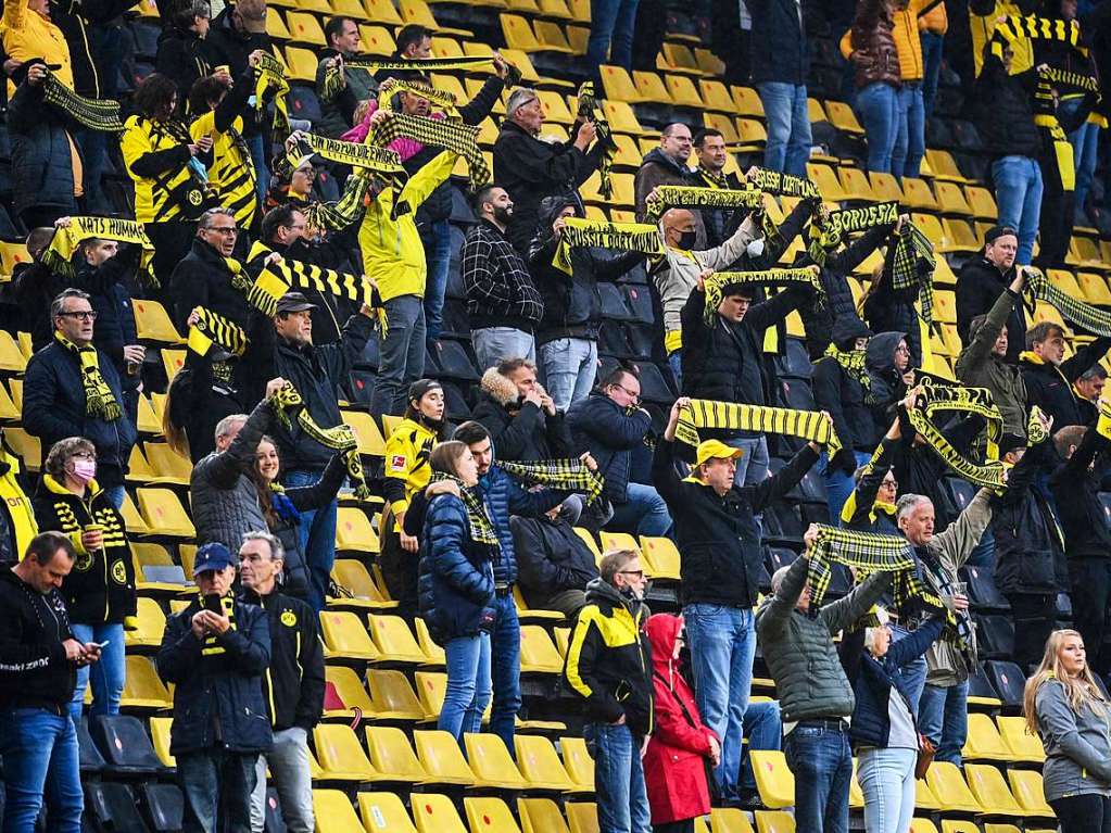 11.500 Zuschauer verbreiteten so etwas wie Fuball-Atmosphre im Signal-Iduna-Park.