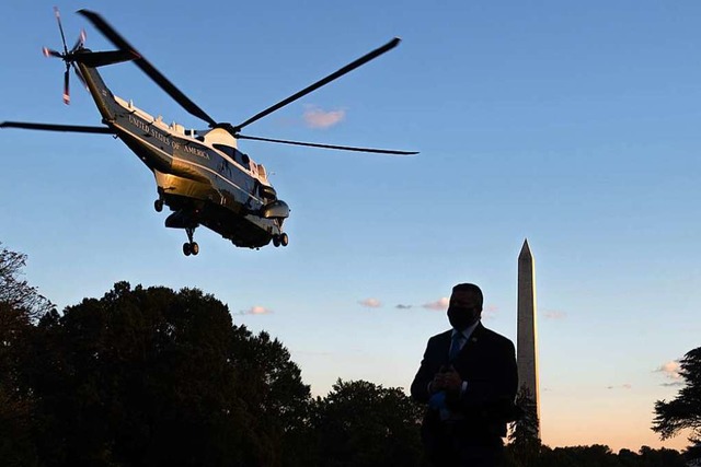 Das Bild vom Freitagabend ging um die ...uber wird Trump ins Hospital gebracht.  | Foto: SAUL LOEB (AFP)