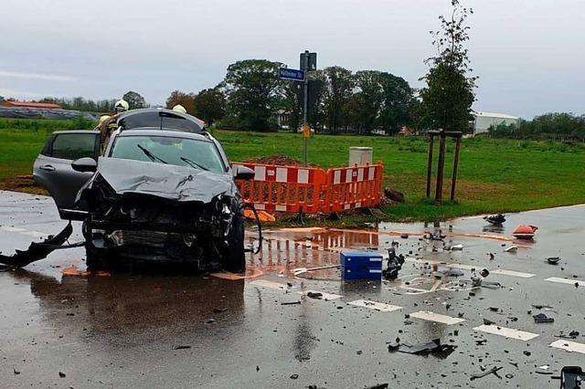 Zwei Pkw kollidieren an Kreuzung in Eschbach