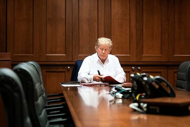 Donald Trump, Prsident der USA, arbei...krankenhauses Walter Reed in Bethesda.  | Foto: Joyce N. Boghosian (dpa)