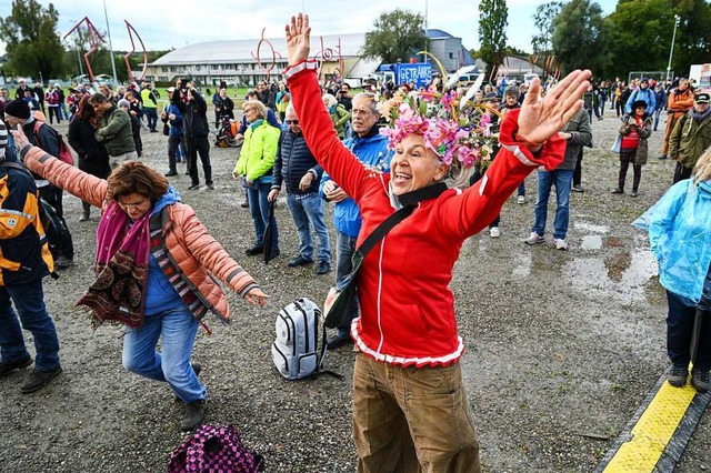Hunderte Menschen feiern am Ufer des Bodensees einen Gottesdienst.  | Foto: Felix Kstle (dpa)