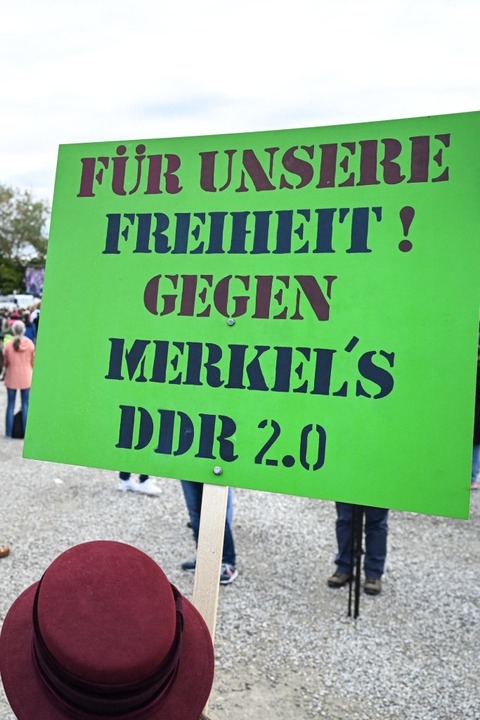 Teilnehmer auf der Kundgebung der Initiative &#8222;Querdenken 753&#8220;  | Foto: Felix Kästle (dpa)