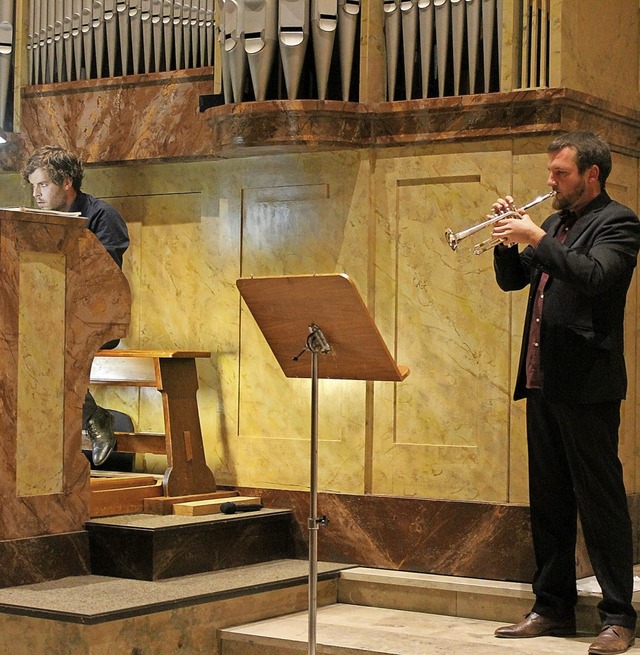 Jonas Ebner an der Orgel und Fabian M...er in der Luttinger St. Martinskirche.  | Foto: Michelle Gntert