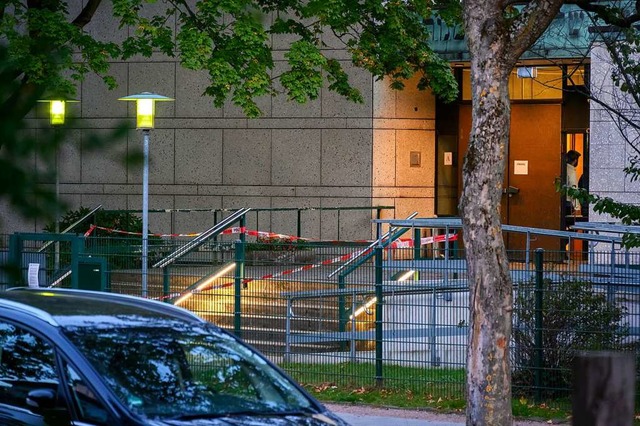 Ein Treppenaufgang vor dem Eingang der...em Absperrband der Polizei abgesperrt.  | Foto: Jonas Walzberg (dpa)