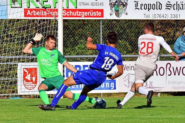 Johannes Gring scheitert bei der gr...nheimer Torhter Maximilian Bachmaier.  | Foto: Daniel Thoma