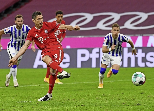 Robert Lewandowski erzielt per Elfmete...idende Tor zum 4:3 fr den FC Bayern.   | Foto: Sven Hoppe (dpa)