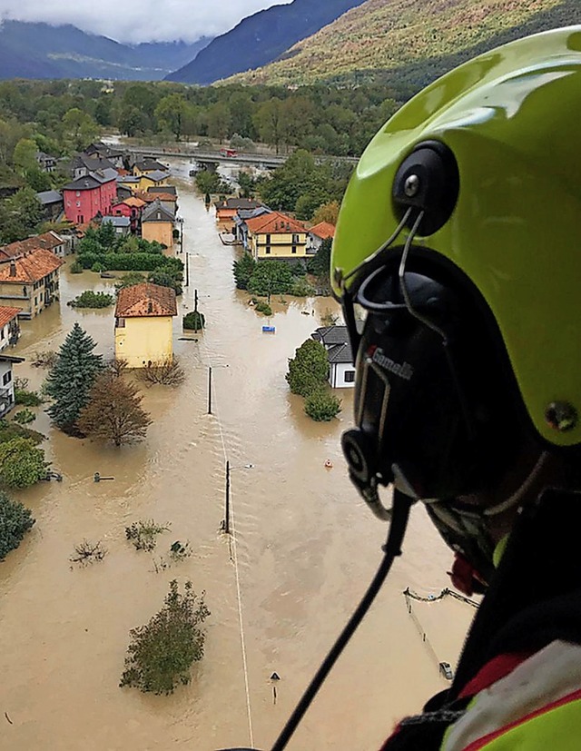 Ein Feuerwehrhubschrauber berfliegt e...er norditalienischen Region Piemont.    | Foto: - (dpa)