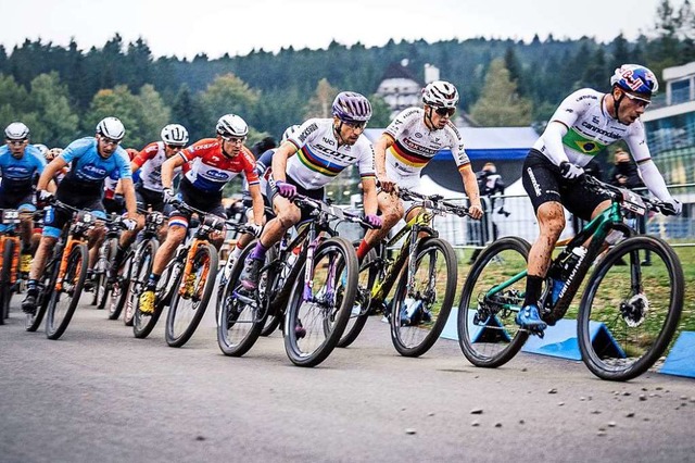 Max Brandl (Zweiter von rechts) auf gl...rt-Track-Weltcuprennen in Tschechien.   | Foto: Lynn Sigel