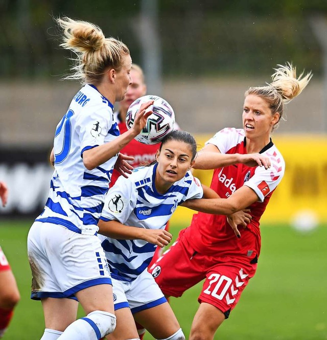 SC-Spielerin Jana Vojtekova (rechts) v...gen die Duisburgerinnen durchzusetzen.  | Foto: Achim Keller