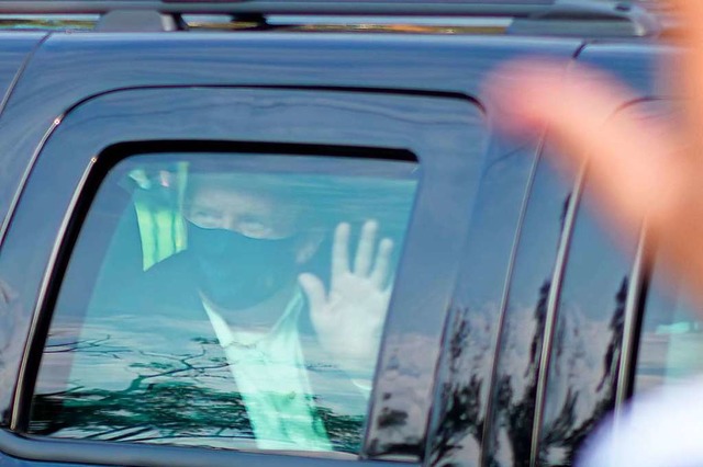 Trump zeigt sich in einem gepanzerten Fahrzeug seinen Fans...  | Foto: Tonypeltier (dpa)