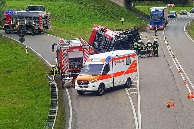 Lastwagen kippt auf B 31 bei Neustadt um – den ganzen Montag kam es zu Behinderungen