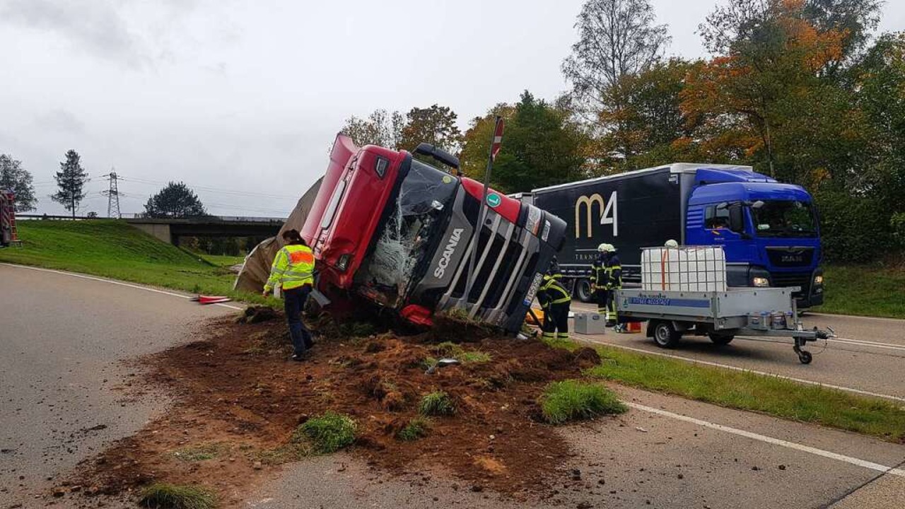 Lastwagen Kippt Auf B 31 Bei Neustadt Um – Den Ganzen Montag Kam Es Zu ...