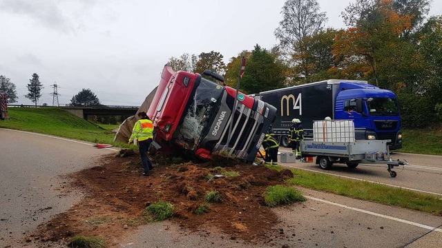 Ein Lastwagen ist auf der B31 im Kreuz...zur B500 umgekippt. Die Bergung luft.  | Foto: Kamera 24