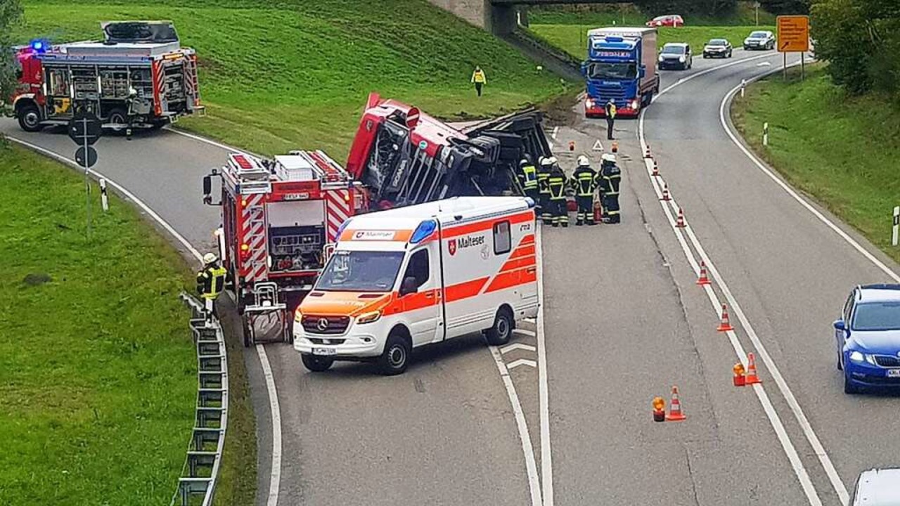 Lastwagen Kippt Auf B 31 Bei Neustadt Um – Den Ganzen Montag Kam Es Zu ...