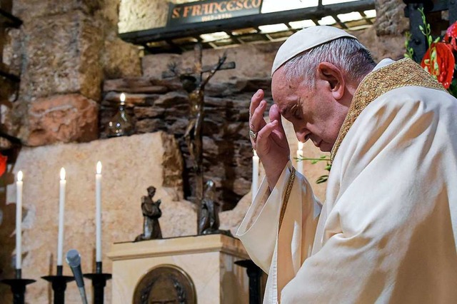 Papst Franziskus bei der Messe in der Krypta der Basilika St. Franziskus  | Foto: Divisione Produzione Fotografica (dpa)
