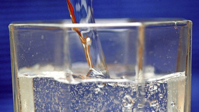 Trinkwasser ist ein wichtiges Lebensmi...t liegt bei 7,9 Milligramm pro Liter.   | Foto: Roland Weihrauch (dpa)