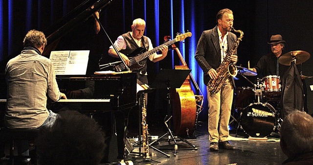 Holger Rohn am Saxophon und seine musi...tspiel in der Kumedi fr Begeisterung.  | Foto: Christiane Franz