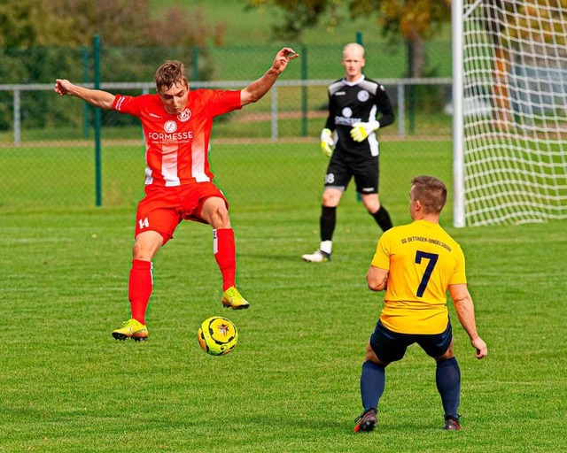 Dem Fuball-Landesligisten FC Lffinge...ann versucht sich im Fliegen mit Ball.  | Foto: Wolfgang Scheu