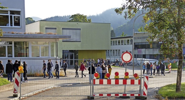 Die Scheffelstrae wurde gesperrt, um ...m die Ansteckungsgefahr zu verringern.  | Foto: Sattelberger