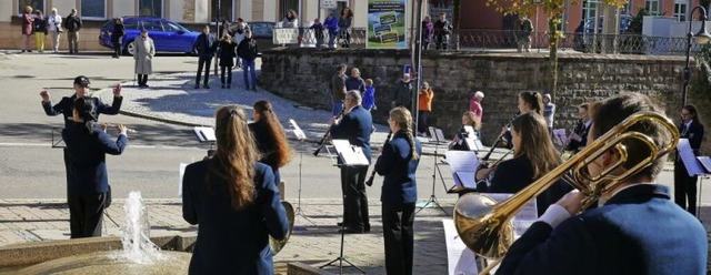 Das Flanierkonzert der Stadtmusik Neus...vor dem Rathaus zog viele Zuhrer an.   | Foto: Eva Korinth
