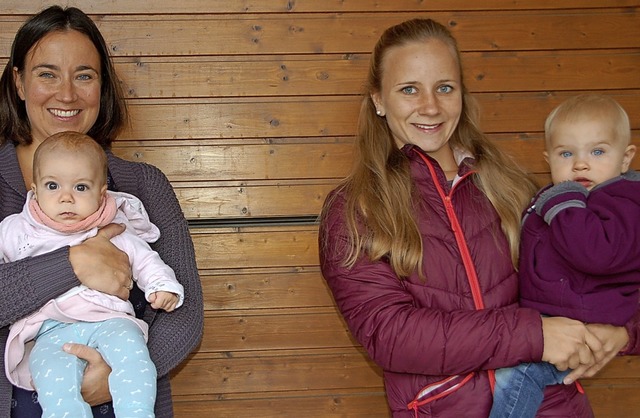 Melanie Brunner (links) mit Leni und Julie Rost mit Paula.   | Foto: Petra Wunderle