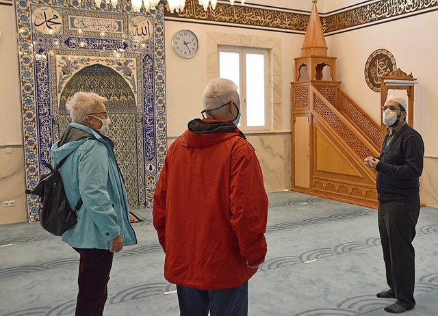 Imam mer zdemir (rechts) zeigt die Moschee.   | Foto: Horatio Gollin