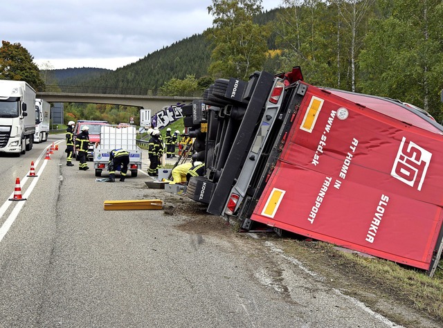 Die Bergung des umgekippten Lastwagens...der B 31 dauerte fast den ganzen Tag.   | Foto: kamera24