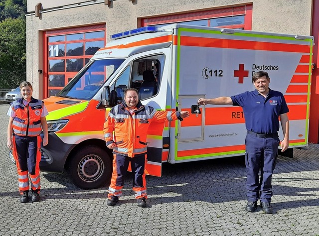 Rettungsdienstleiter Thomas Bollig (vo...oma die Schlssel zum neuen Fahrzeug.   | Foto: Kurt Meier