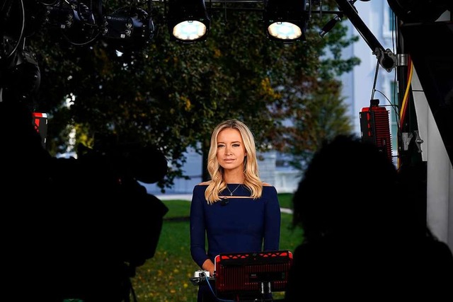 Ohne Maske vor der Presse, obwohl da s...nt waren: Kayleigh McEnany am Freitag.  | Foto: Alex Brandon (dpa)