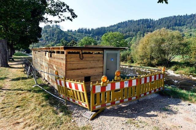 Am Freiburger Dreisamufer renoviert die Badenova eine Starkstromleitung