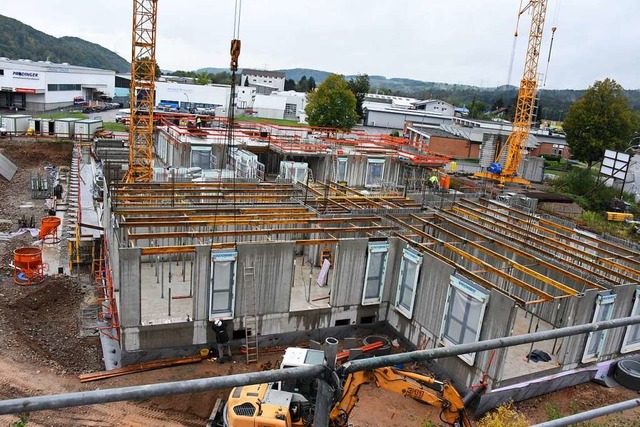 Im Baugebiet &#8222;Alte Weberei&#8220...hsen die Mehrfamilienhuser nach oben.  | Foto: Robert Bergmann