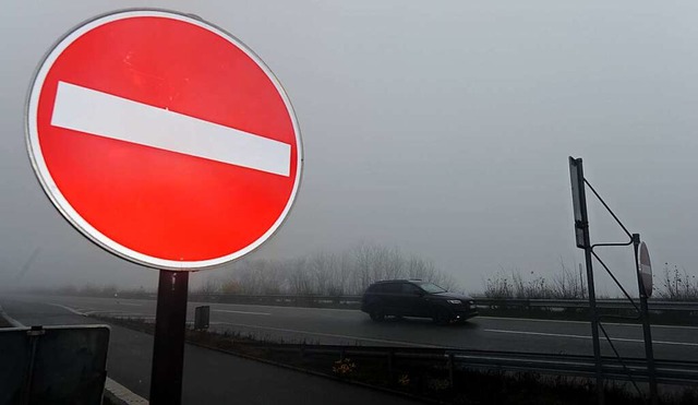 Mit diesem Schild sollen Autofahrer ge...e Autobahn fahren wollen (Symbolbild).  | Foto: Carsten Rehder