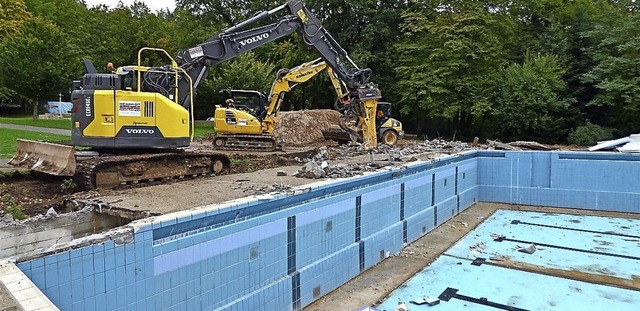 Die Bauarbeiten am Schwimmerbecken haben begonnen.  | Foto: Riachard Kaiser