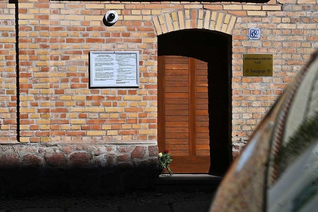 Der Eingang der Synagoge in Halle. Dur...Yom Kippur in die Synagoge eindringen.  | Foto: Hendrik Schmidt (dpa)