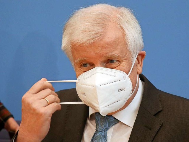 Bundesinnenminister Horst Seehofer (CS...ung des Berichts zum Rechtsextremismus  | Foto: WOLFGANG KUMM (AFP)