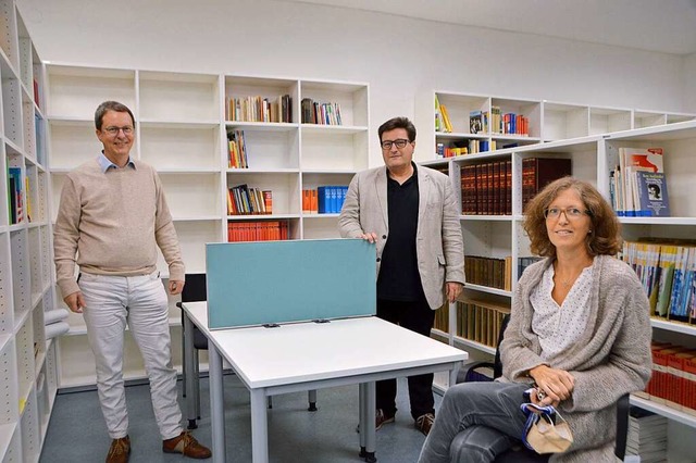 Clemens Hauser, Volker Habermaier und ... neuen Lehrerarbeitszimmer (von links)  | Foto: Horatio Gollin
