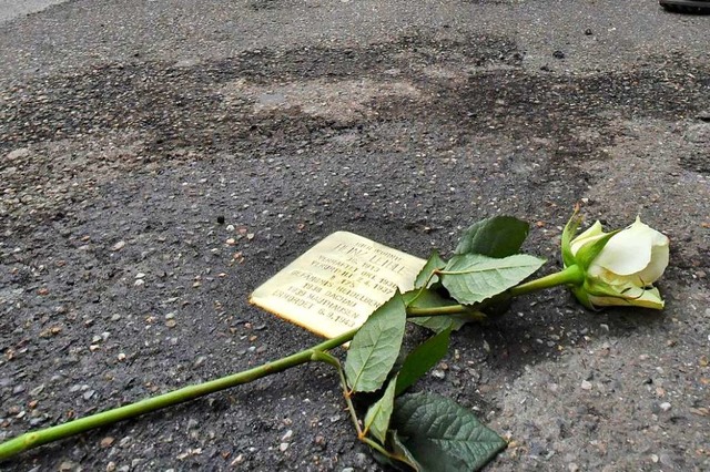 Einer der ersten Stolpersteine mit ein...nstrae: Er  erinnert an Heinz Leible.  | Foto: Barbara Ruda